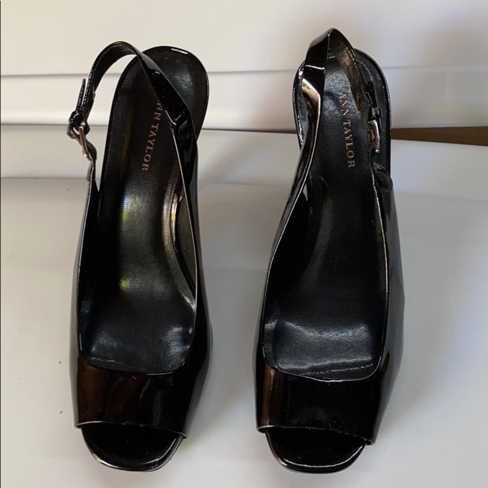 Ann Taylor Heels it comes with the original box.